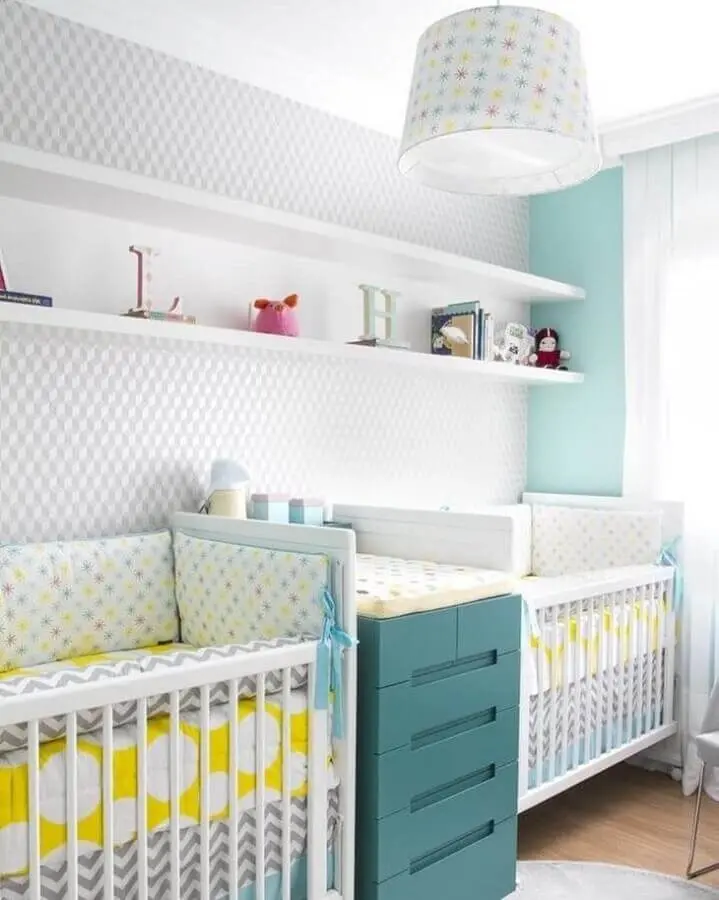 decoração clean para quarto de bebê gêmeos planejado com papel de parede Foto Anna Parisi Arquitetura