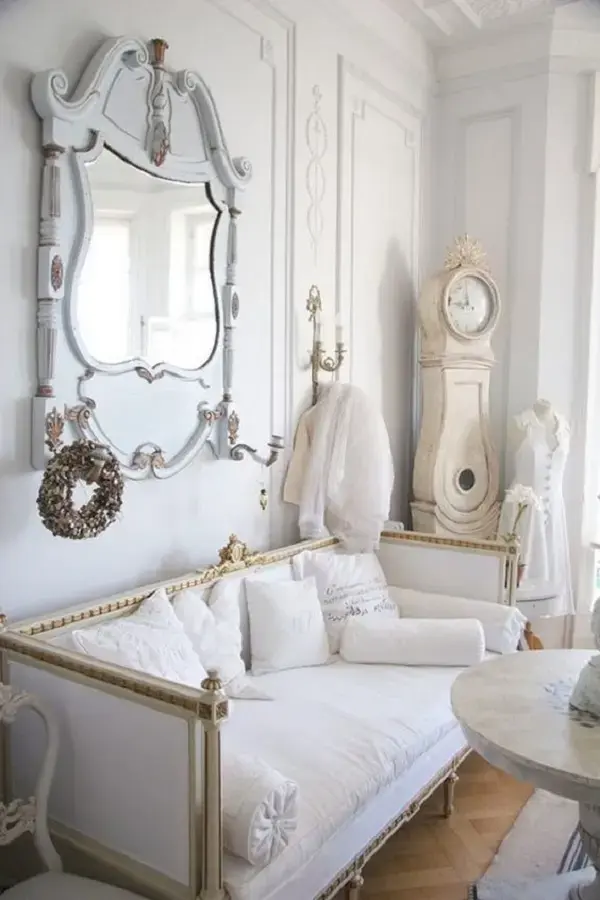 decoração clássica para sala de estar com espelho provençal branco Foto Planete Deco