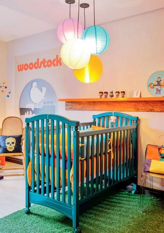 decoração colorida com prateleira de madeira para quarto de bebê com berço azul Foto Juliana Rodrigues Interiores