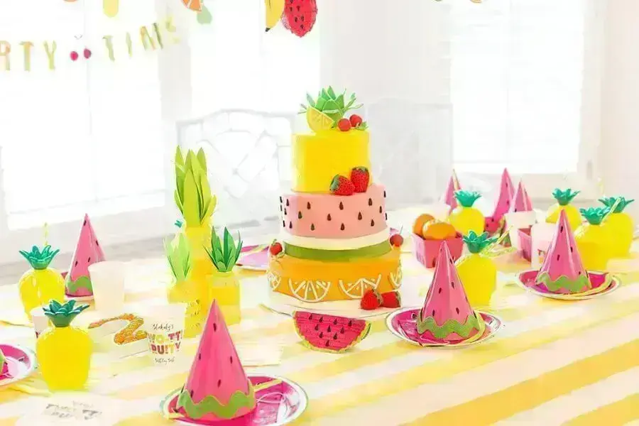 colorful decoration for tropical birthday party Foto Metropoles
