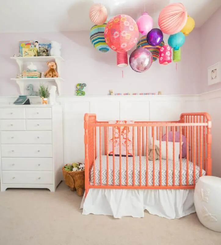 decoração com berço rosa e prateleira para quarto de bebê branco Foto Realtor