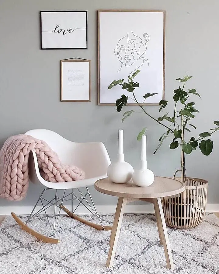 decoração com cadeira de balanço eames e mesa redonda de madeira Foto Trine