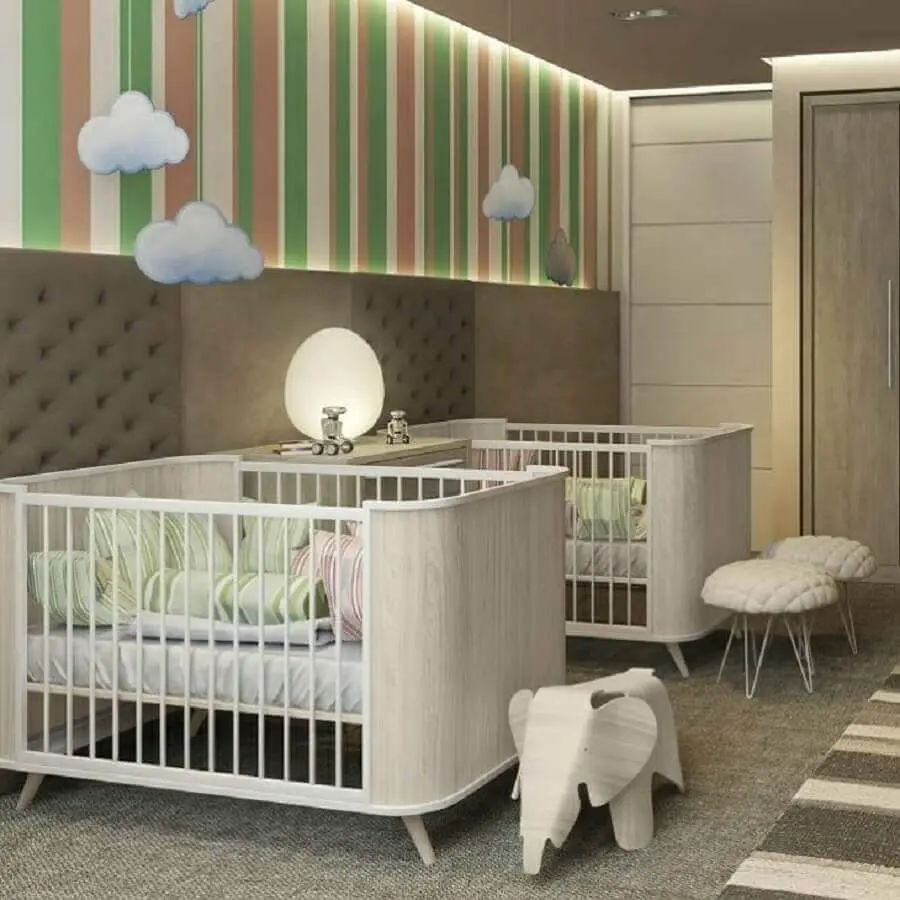 decoração com cores neutras para quarto de bebê gêmeos com papel de parede listrado Foto Studio Prima Arq. & Design