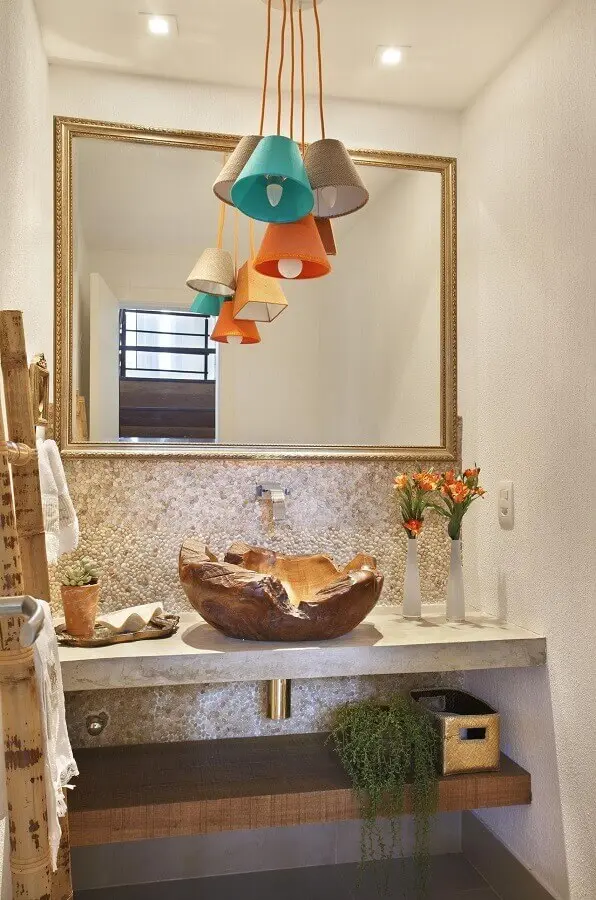 decoração com cuba rústica pendentes coloridos e espelho para lavabo com moldura Foto RBP Arquitetura