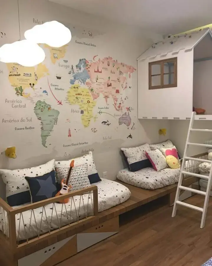 decoração com mapas na parede para quarto de gêmeos com camas planejadas Foto Nina Moraes Design Infantil