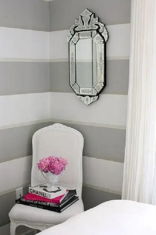 decoração com papel de parede listrado e espelho provençal espelhado Foto Home Decor