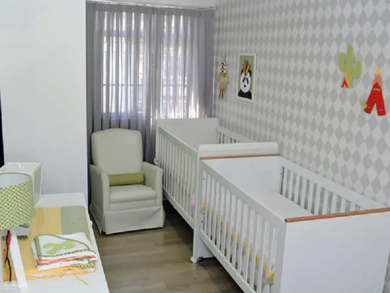 decoração com papel de parede neutro para quarto de bebê gêmeos planejado pequeno Foto BabyCenter