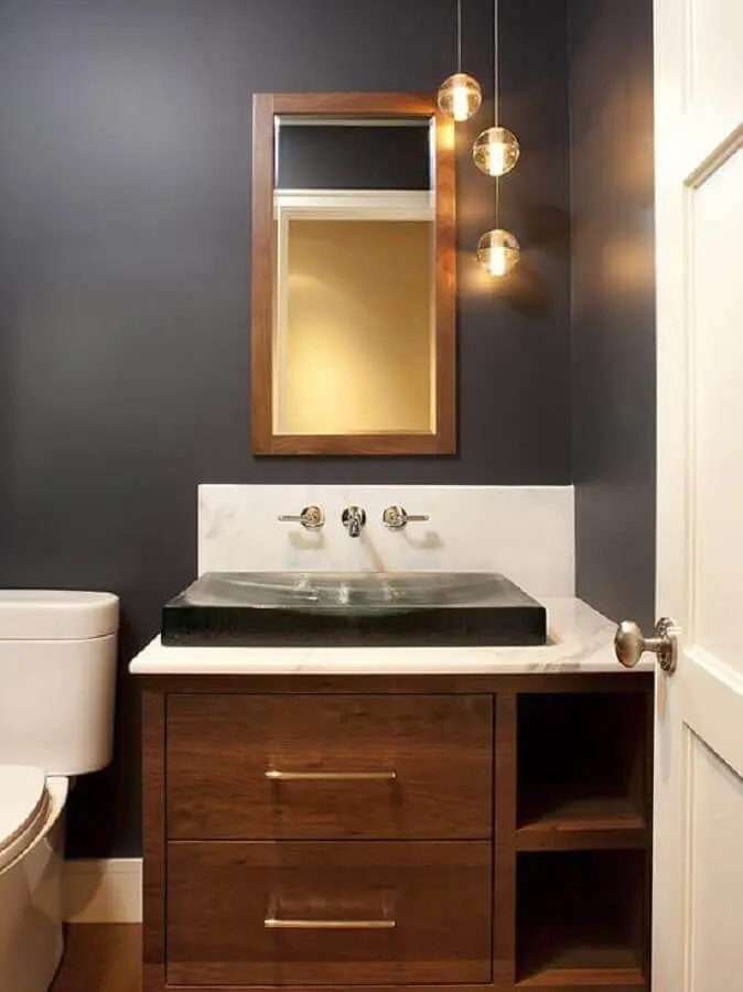 decoração com pendentes minimalistas e espelho para lavabo com moldura de madeira Foto Edmaps Home Decoration