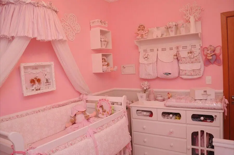 decoração com prateleira com varão para quarto de bebê todo rosa Foto Fernando de Camargo