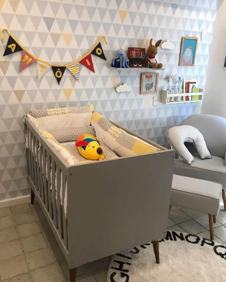 decoração com prateleira para quarto de bebê e papel de parede com estampa de triângulos Foto Blog da Giovanna