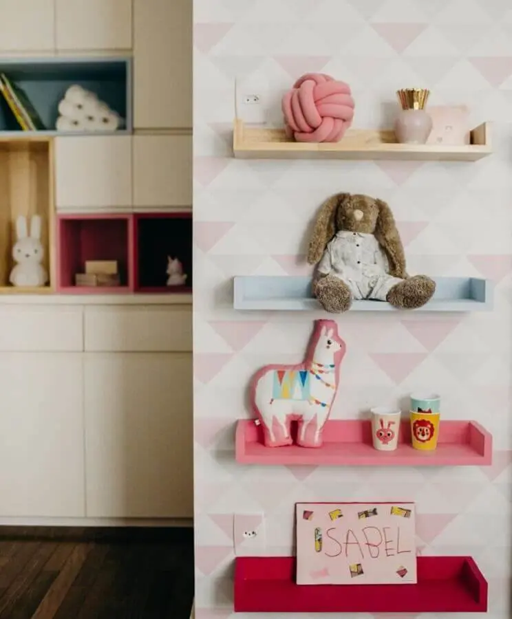 decoração com prateleiras coloridas para quarto de bebê Foto Uebaa Design