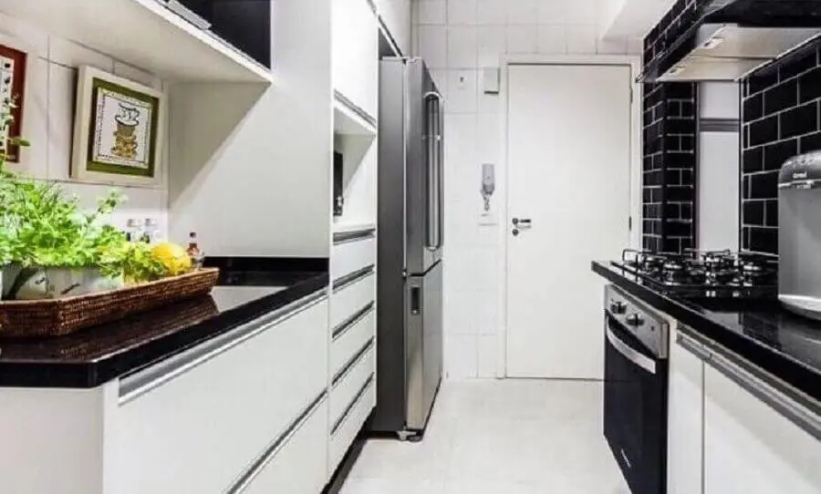 decoração cozinha preta e branca simples com azulejo preto Foto Livia Dalmaso