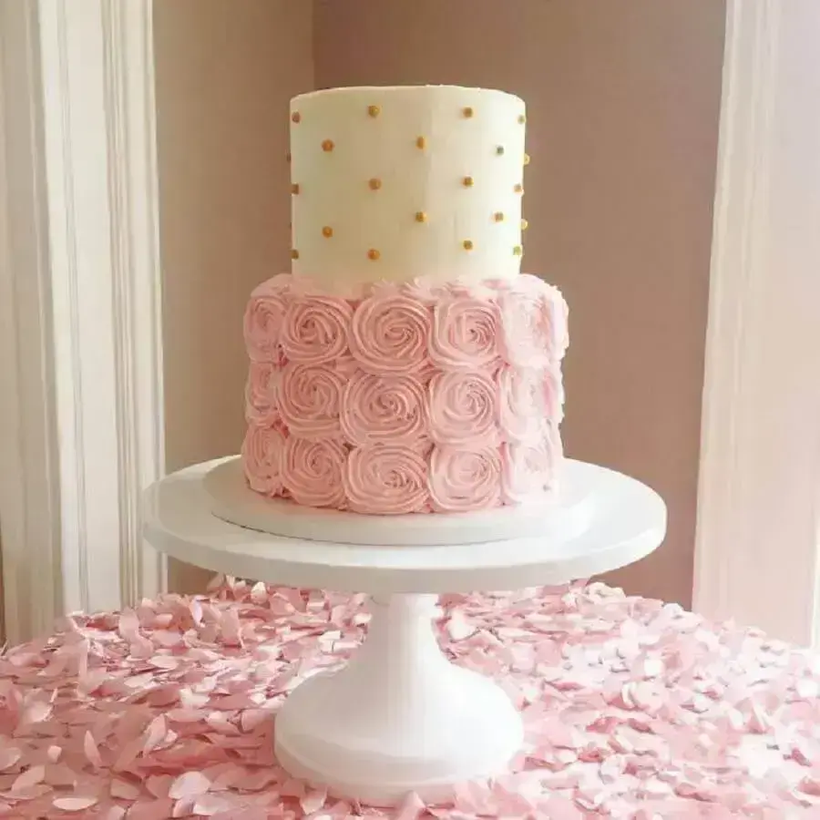 decoração de bolo 2 andares com chantilly cor de rosa e bolinhas douradas Foto Sarah's Stands
