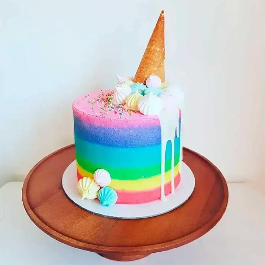 decoração de bolo arco íris com casquinha de sorvete e suspiro Foto Testa pra Mim