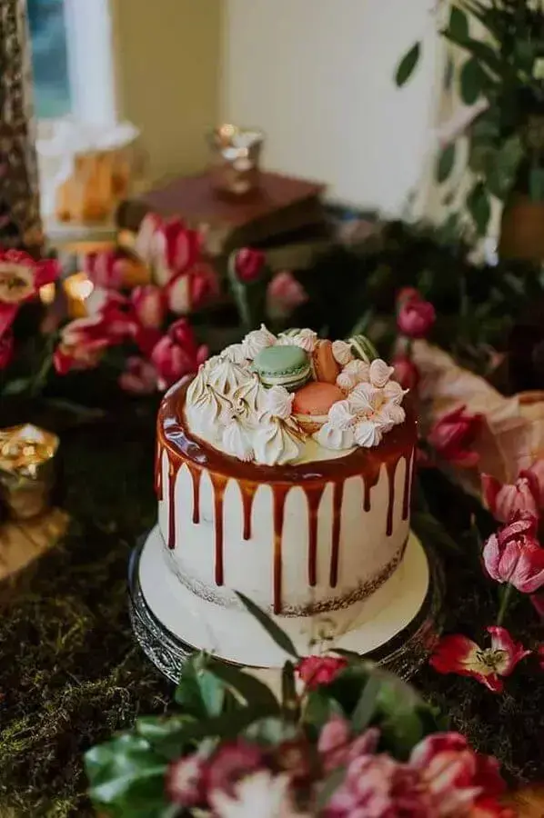 decoração de bolo com caldão de chocolate e suspiros com macarons no topo Foto 100 Layer Cake