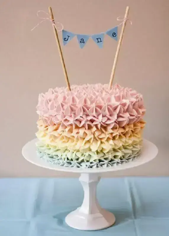 decoração de bolo de aniversário com chantilly colorido Foto PrietoSelect