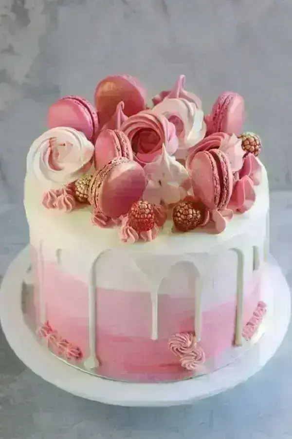 decoração de bolo de aniversário cor de rosa com suspiros e macarons Foto We Heart It