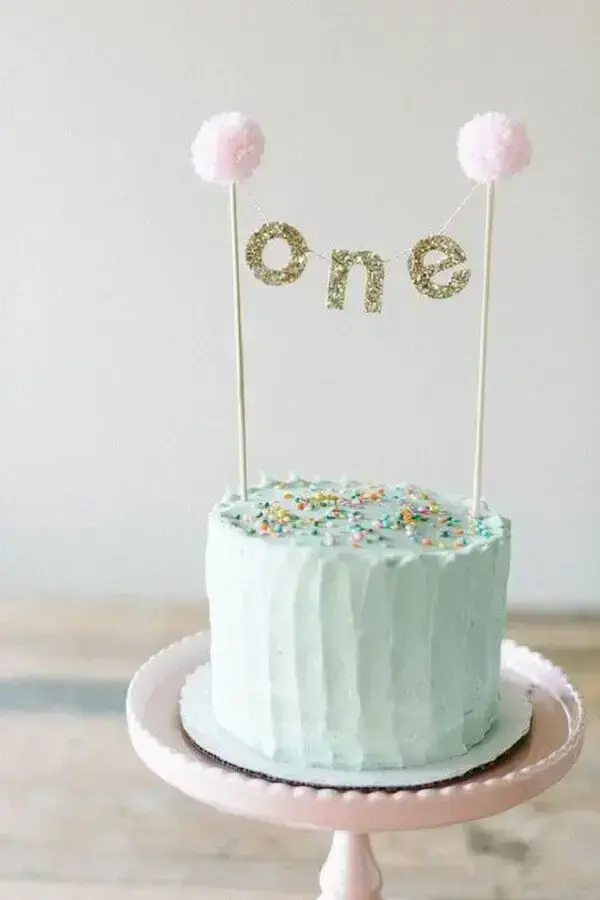 decoração de bolo de aniversário simples com granulado colorido no topo Foto ABC Birthday Cakes