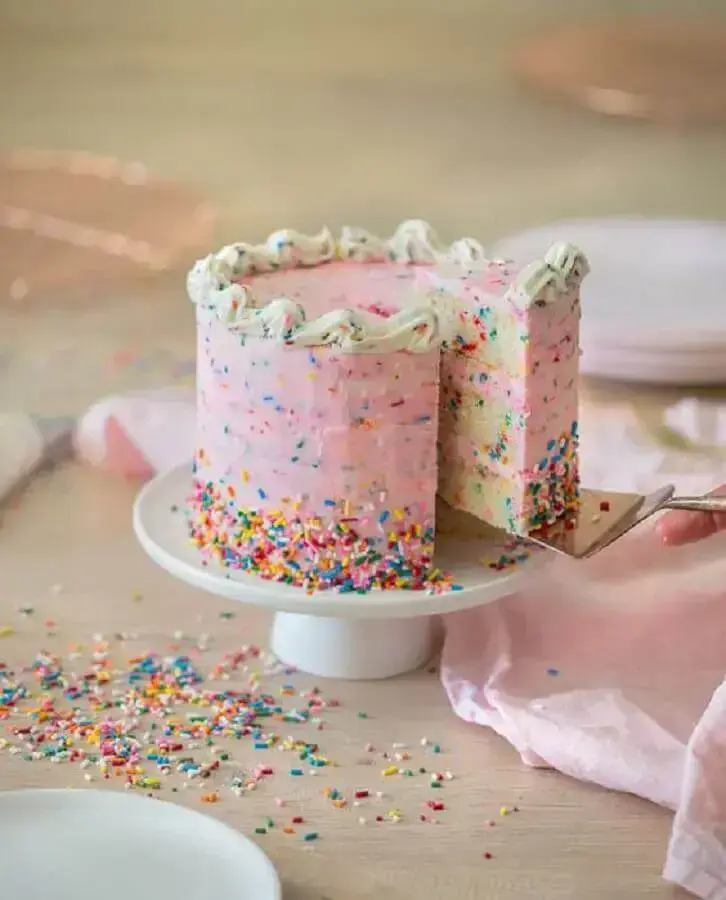 simple cake decoration with pasta and coloured granulate Foto Yousense