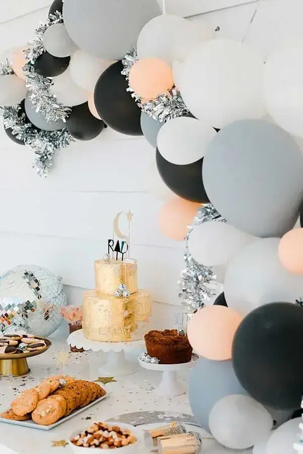 decoração de festa de aniversário com arranjos de balões e bolo dourado Foto Air Freshener