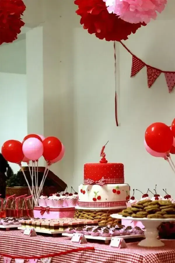 decoração de festa de aniversário vermelha e rosa Foto Senhora Inspiração!