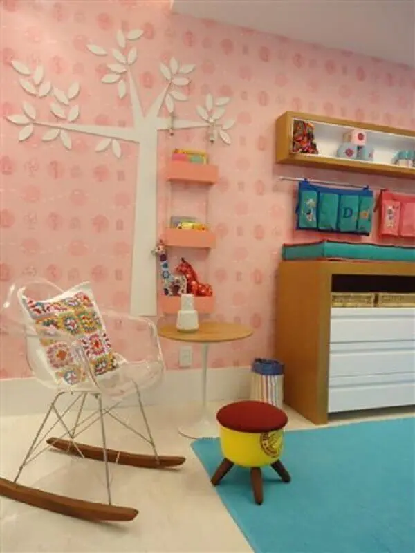 decoração de quarto infantil com cadeira de balanço de acrílico Foto Fernanda Amorim
