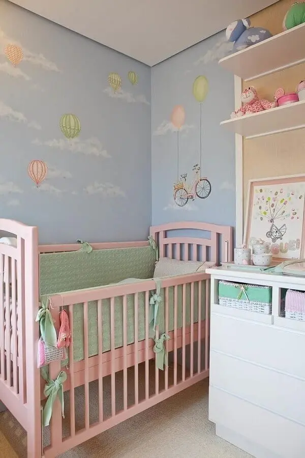 decoração delicada para quarto azul e rosa com papel de parede infantil e berço rosa Foto Lucia Tacla
