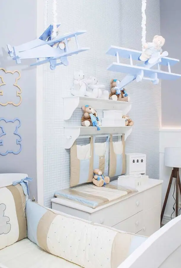 decoração delicada para quarto de bebê azul com ursinhos e aviãozinho Foto Constance Zahn Babies