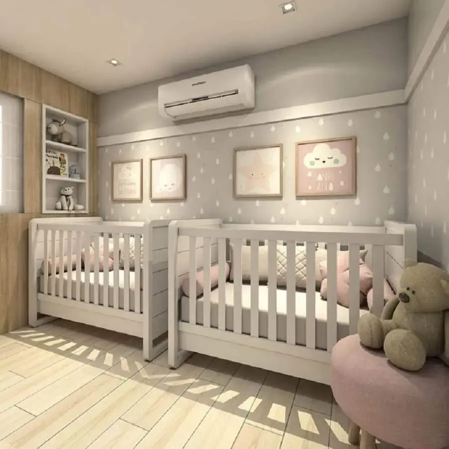 decoração delicada para quarto de bebê gêmeos cinza e rosa com papel de parede de gotinhas e quadrinhos decorativos Foto Claudiny Cavalcanti Arquitetura e Interiores