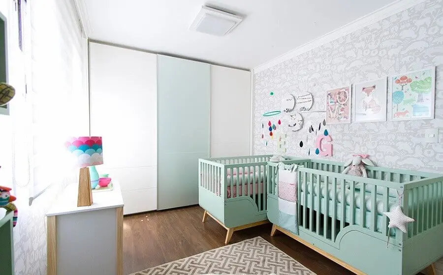 decoração divertida para quarto de bebê gêmeos com berços verde água e papel de parede cinza Foto Transforme sua Casa