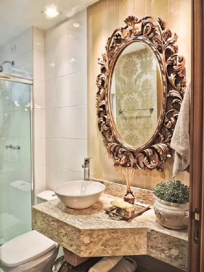 decoração em tons neutros para banheiro com espelho provençal Foto Casa Décor e Viagens