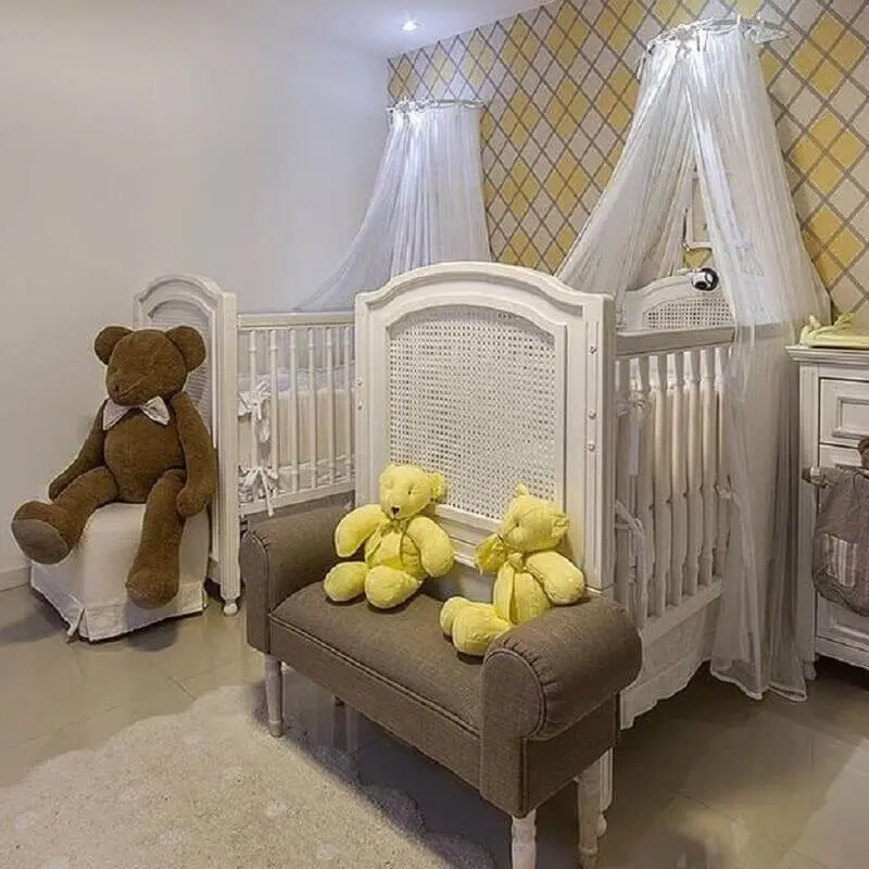 decoração em tons neutros para quarto de bebê gêmeos com dossel Foto Atelier Bless Barn