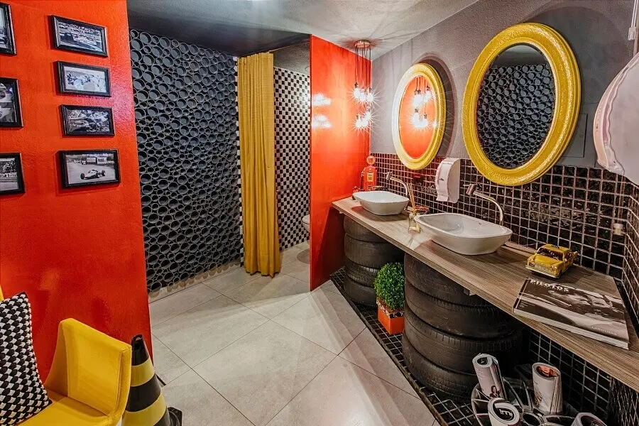 decoração industrial para banheiro masculino cinza com detalhes amarelos e vermelhos Foto Viviana Reis Design de Interiores