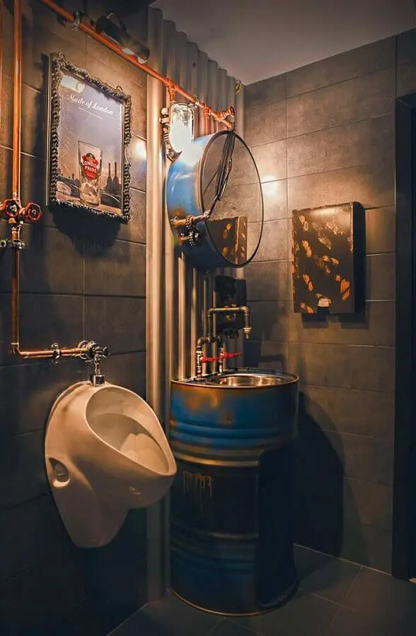 decoração industrial para banheiro masculino com tonel no lugar do gabinete Foto Neu dekoration stile