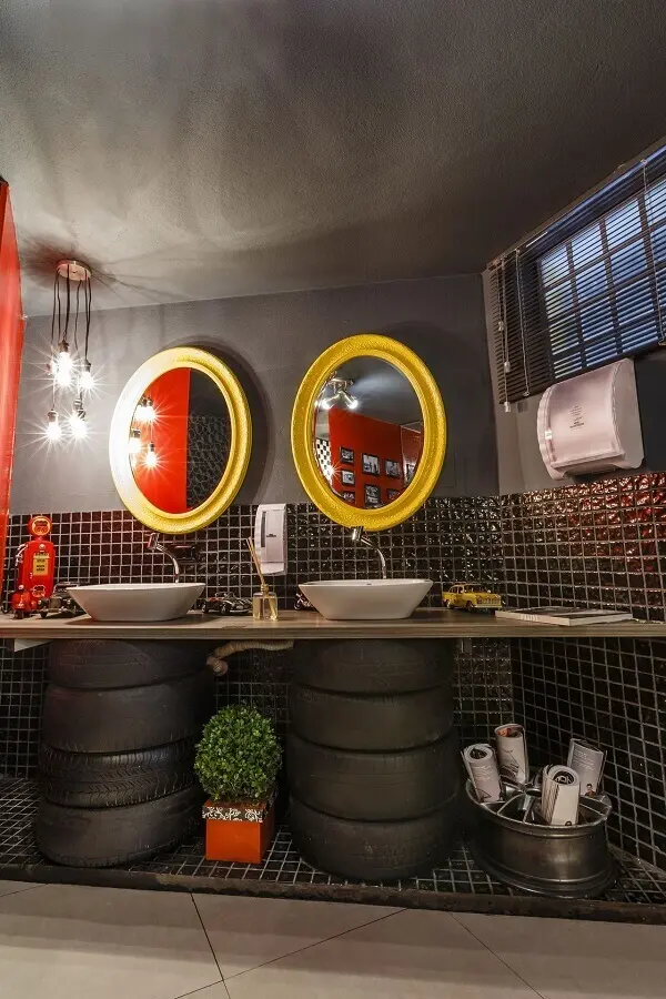 decoração moderna com espelho para lavabo com moldura amarela Foto Lídici Melo
