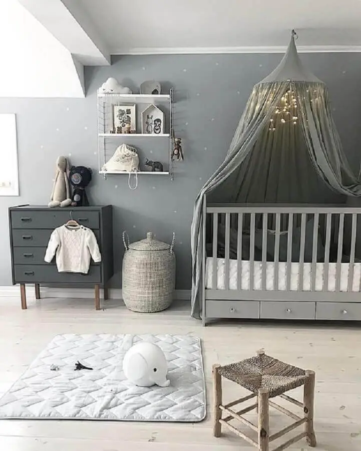 decoração moderna com prateleira para quarto de bebê todo cinza com dossel sobre o berço Foto Revista Viva Decora
