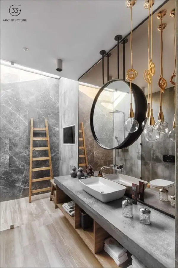 decoração moderna para banheiro masculino com bancada de cimento queimado e luminária pendente dourada Foto ArchiTecture