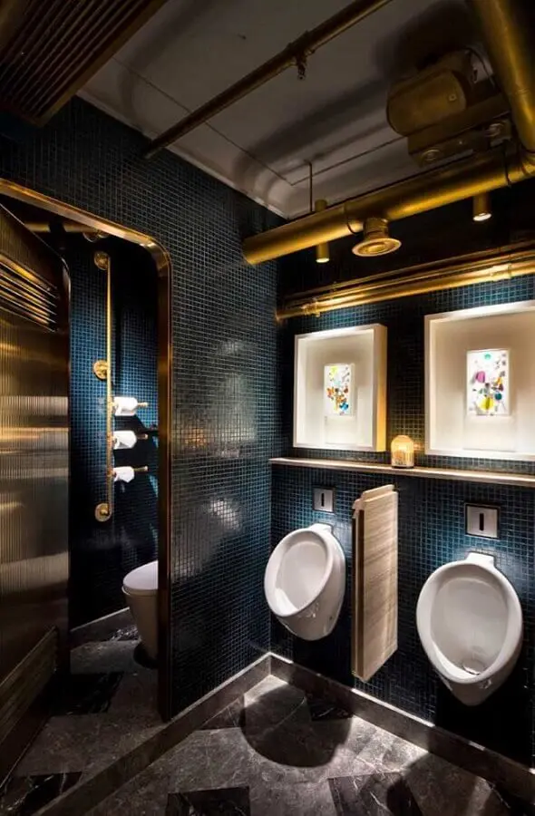 decoração moderna para banheiro masculino com pastilhas azul escuro e canos pintados de dourado Foto Neu dekoration stile