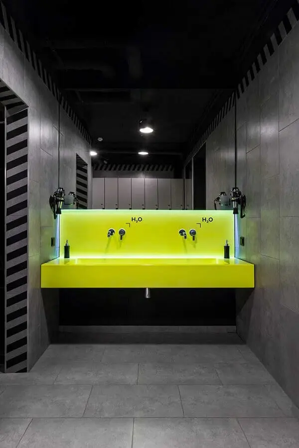 decoração moderna para banheiro masculino todo cinza com bancada verde limão Foto MONO Architects