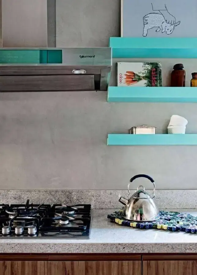 decoração moderna para cozinha com parede de cimento queimado e prateleiras verde água Foto Ka Rigobeli