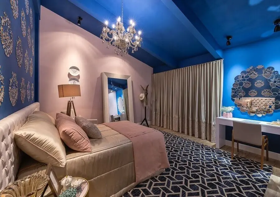 decoração moderna para quarto azul e rosa com lustre de cristal Foto Morar mais por menos