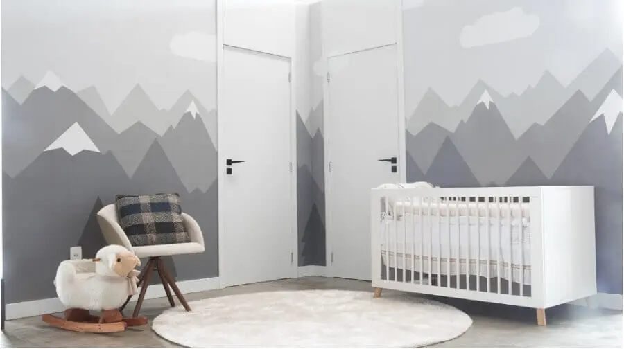 decoração moderna para quarto de bebê cinza com porta branca