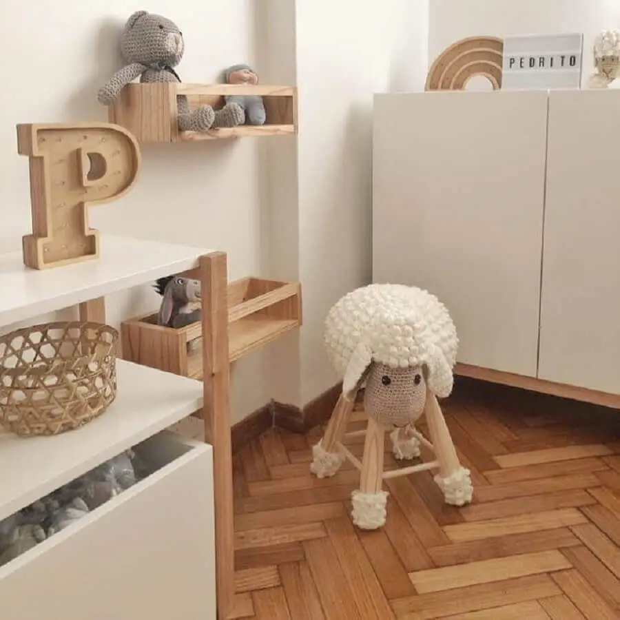 decoração neutra com prateleira de madeira para quarto de bebê Foto JolyGram