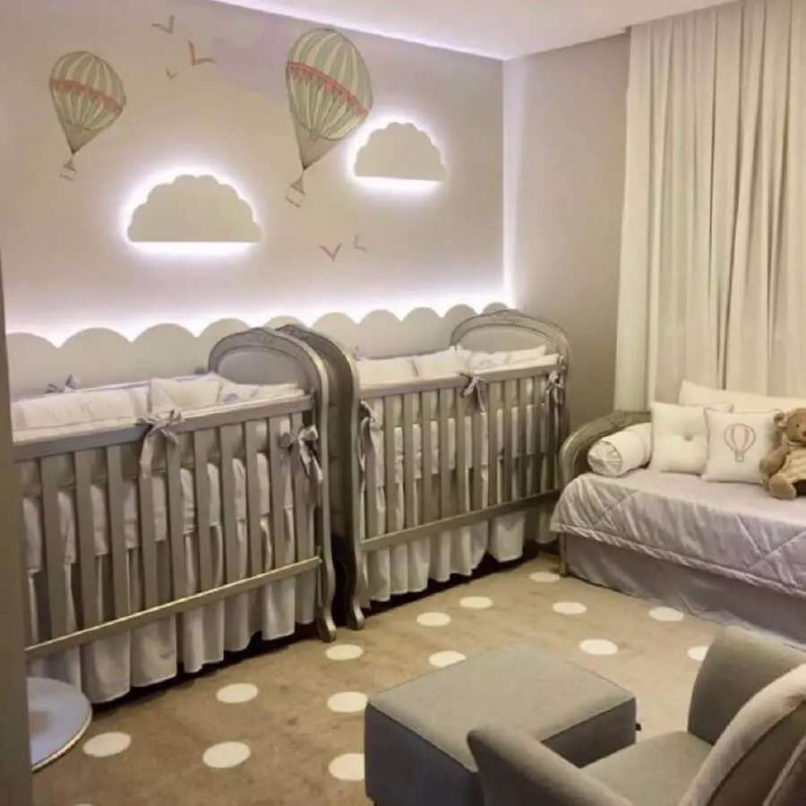 decoração neutra para quarto de gêmeos casal com luminária de nuvem e adesivo de balões Foto Maraú Design