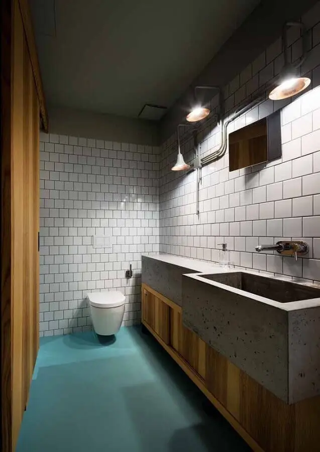 decoração para banheiro com piso verde água e bancada de cimento Foto Mauricio Gebara Arquitetura