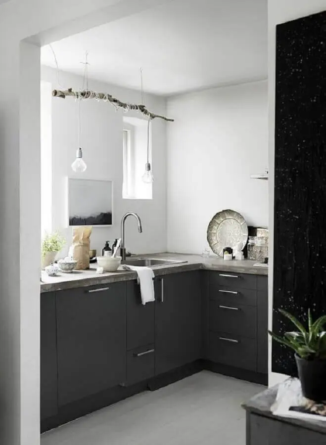 decoração para cozinha compacta preto e branca com luminária minimalista em galho seco Foto ELLE Decoration