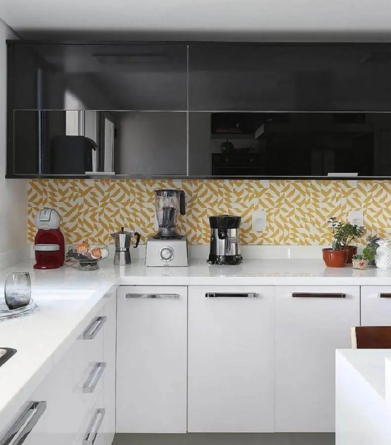 decoração para cozinha planejada preta e branca com azulejo amarelo Foto Antonio Armando de Araújo