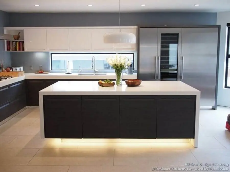 decoração para cozinha preta e branca com iluminação embutida na ilha Foto Home Design Interior