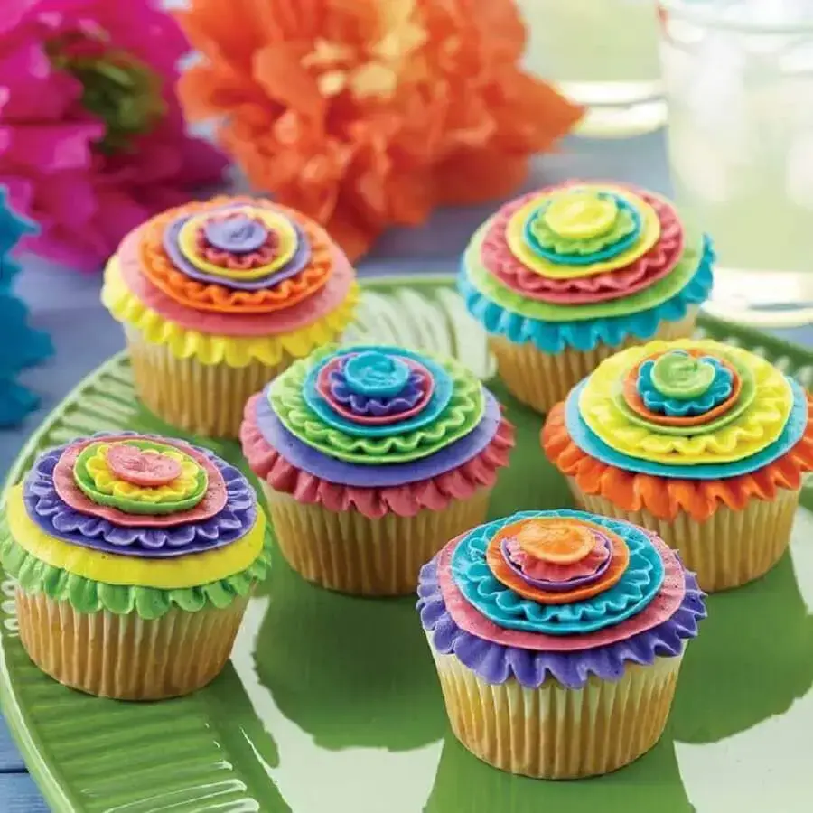 decoração para festa de aniversário com cupcakes coloridos Foto Casa e Festa