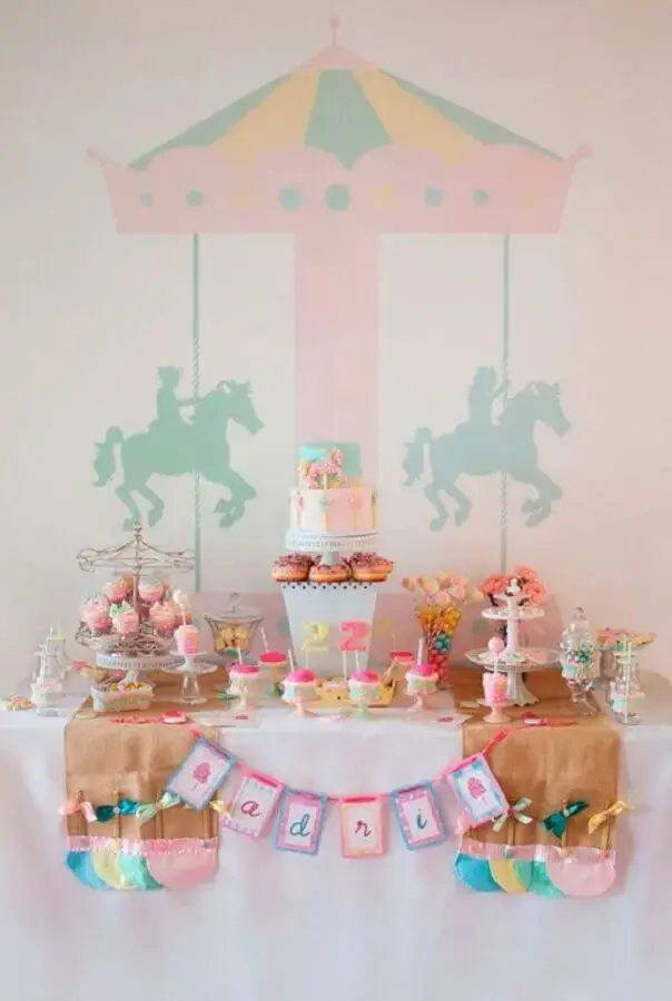 decoration for birthday party in pastel tones with carousel theme Photo Tania Gusman